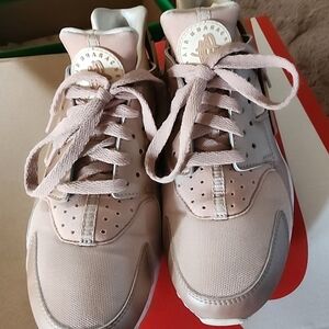 Womens size 9 gold Nike Hurache